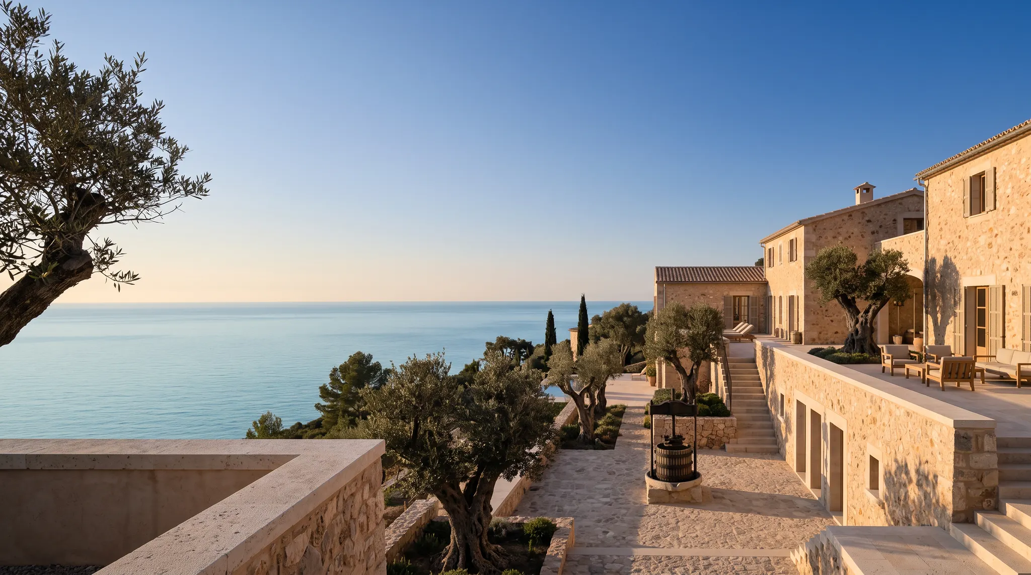 Finca de piedra mallorquina con vistas al mar Mediterráneo